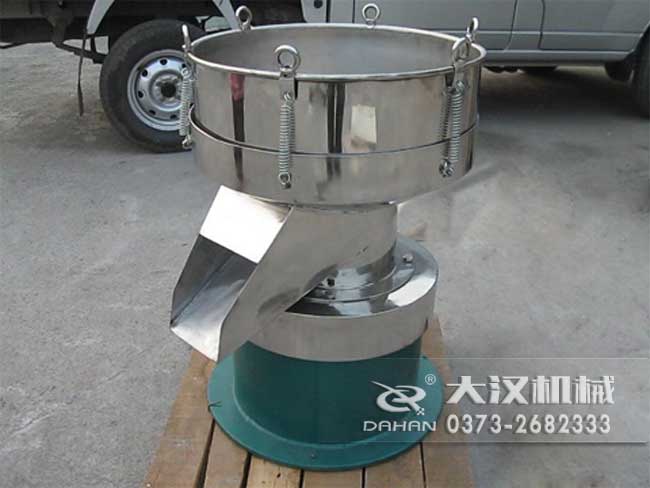 涂料振動篩由：框體，振動斗，出料口，振動電機底座等部件組成